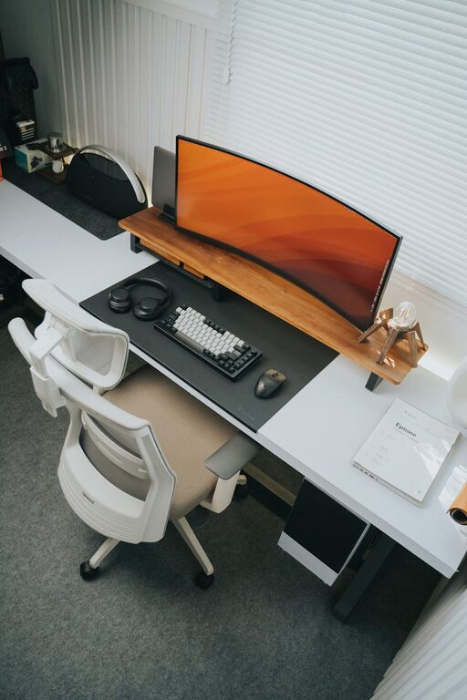 Idei simple pentru organizarea spațiului de lucru acasă pentru o productivitate mai bună